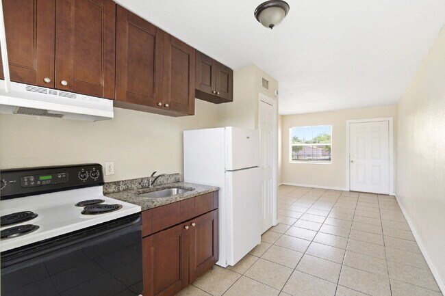 Building Photo - Updated 2-bedroom apartment in St. Petersburg offering 650 square feet of refreshed living space ...
