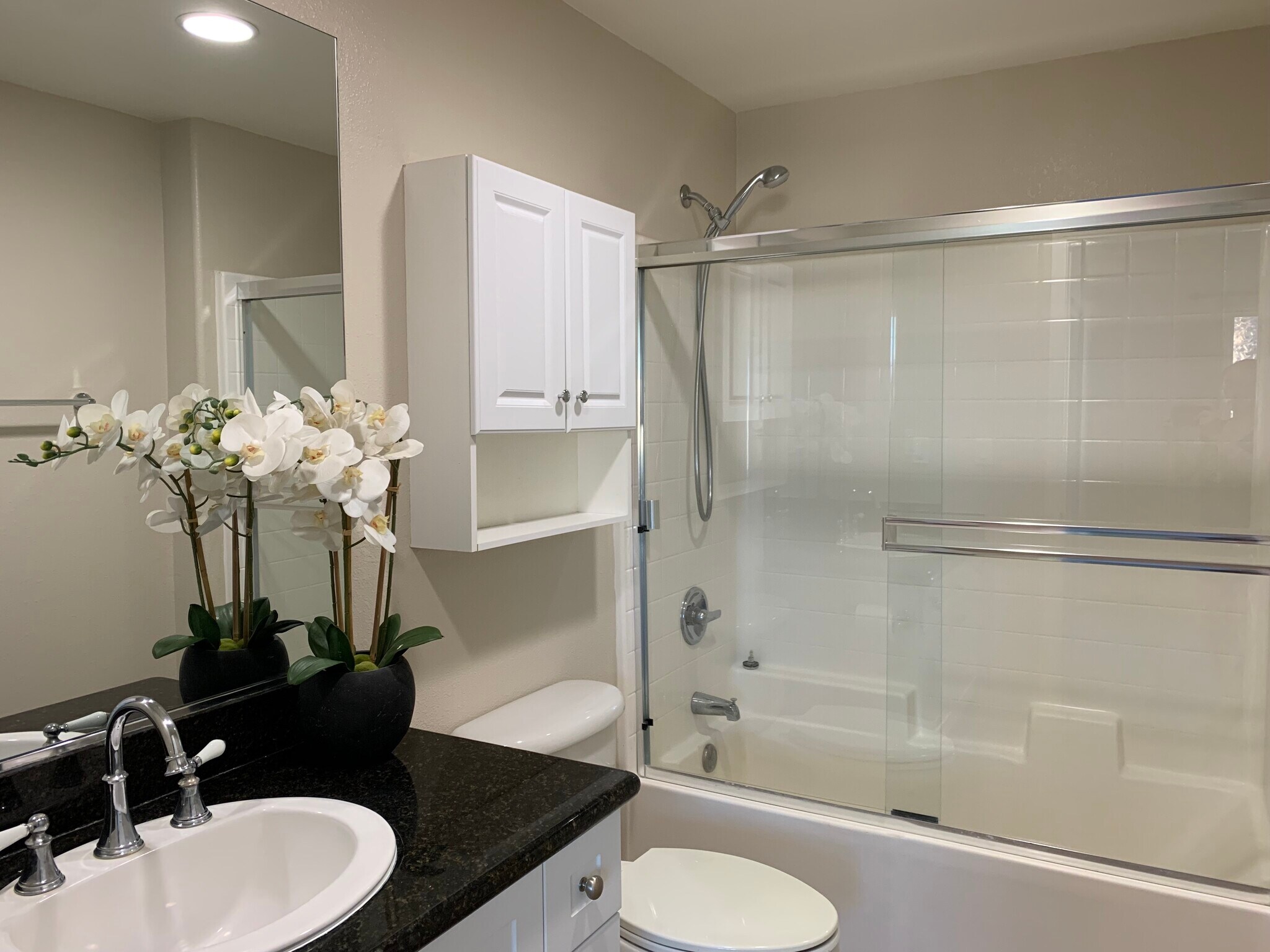 Primary bathroom - 17168 Newhope St