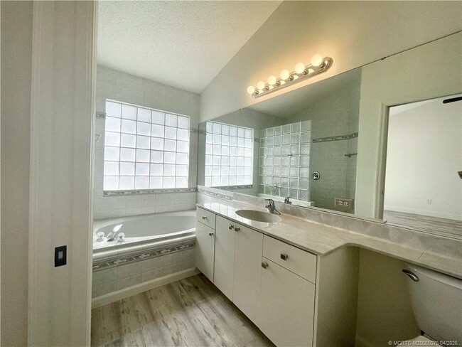 Building Photo - 4690 SW Babylon St