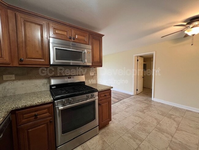 Building Photo - 37 Tonset Ct