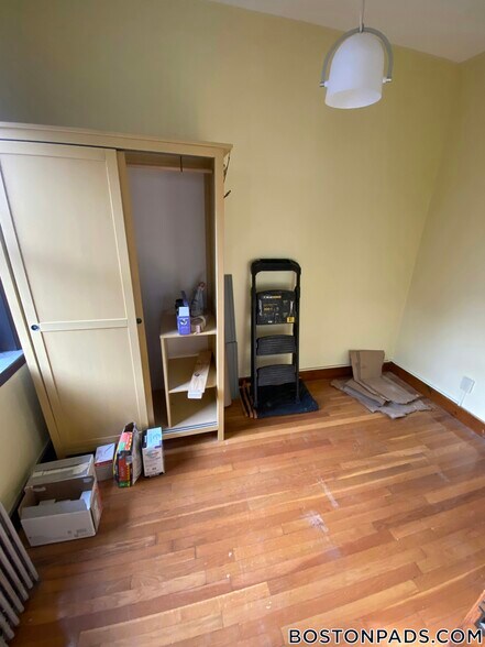 Building Photo - 849 Beacon St