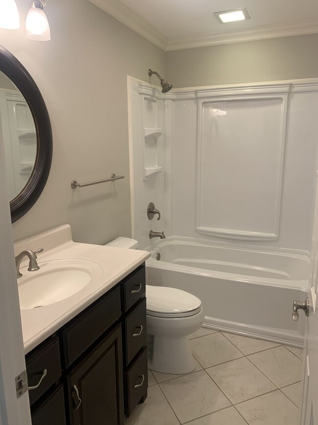 Building Photo - 3 Bed, 2 Bath Home w/ 1 Car Garage and Fen...