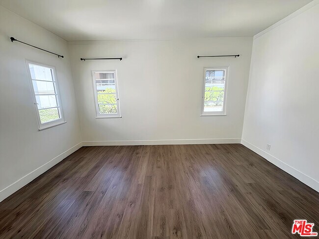 Building Photo - 126 S Hamilton Dr