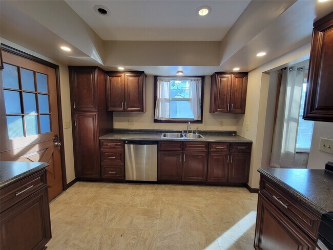 Building Photo - 90 Broad Ave