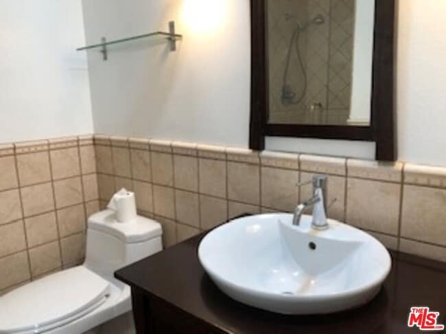 Building Photo - 622 S Barrington Ave