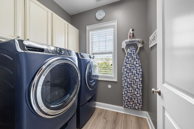 Building Photo - Charming Craftsman Home in the Heart of Apex | Renovated Kitchen, Fenced Yard, Garage & Lawn Care...
