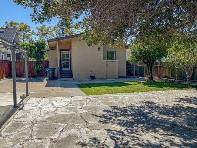 Building Photo - Charming 2-bedroom, 2-bathroom Burlingame ...