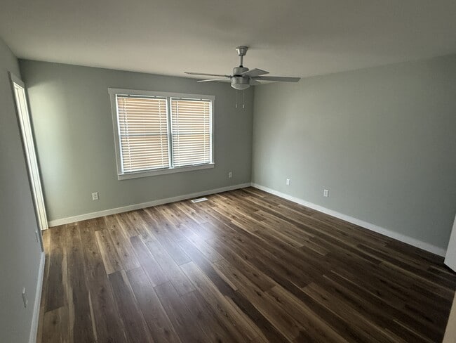 Building Photo - 801 Sunview Dr NW
