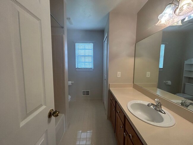 Building Photo - 281 Bay Pointe Dr