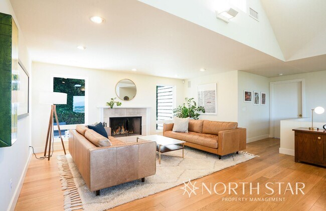 Building Photo - Stunning Views Close in NW Portland