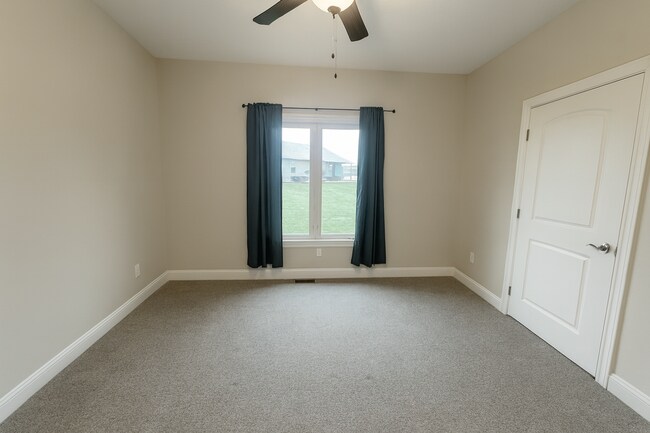 Building Photo - Spacious 4 Bedroom Home with Basement and Wet Bar in Clearwater