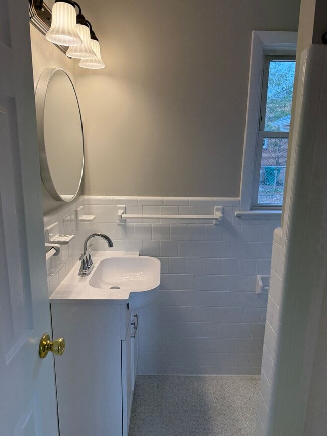 Building Photo - Beautifully RENOVATED 3 bedroom 2 full bath on large fenced in lot--Hurry!