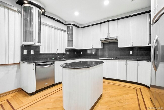 Building Photo - 77-16 Kew Forest Ln