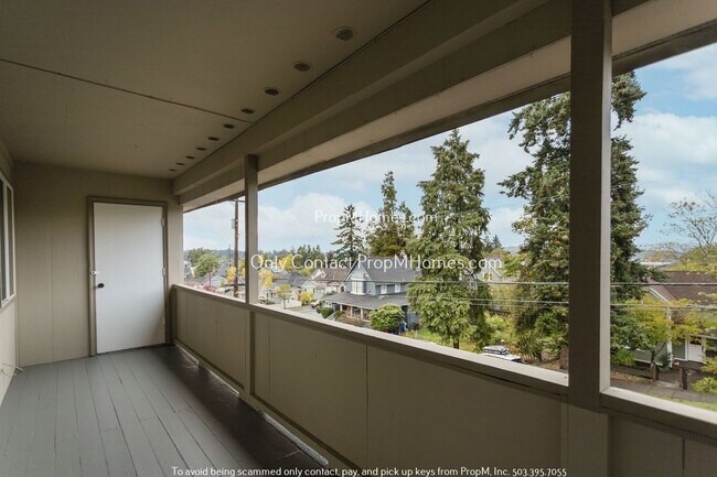 Building Photo - Oregon City Gem! Updated Upper-Level Unit ...