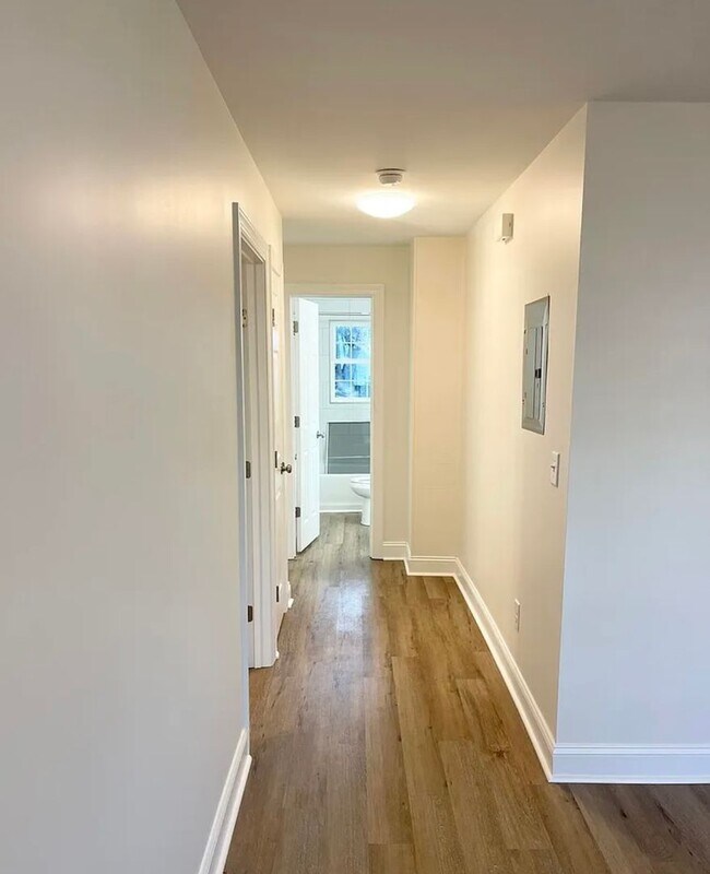 Building Photo - 3 Bed 1 Bath Single Family Brick Home