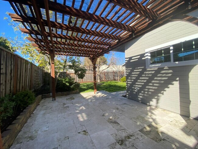 Building Photo - 1026 Iris St
