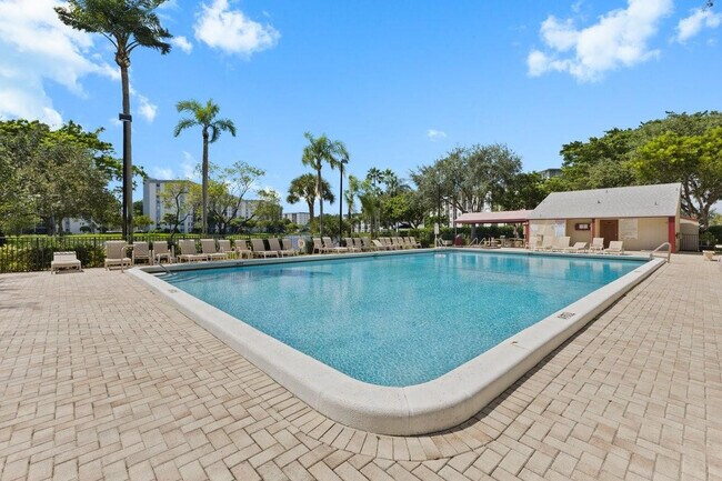 Building Photo - 2106 S Cypress Bend Dr