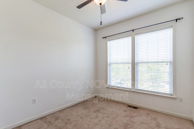 Building Photo - 213 Apricot St