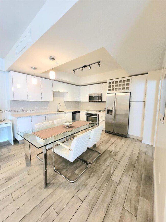 Building Photo - 999 SW 1st Ave