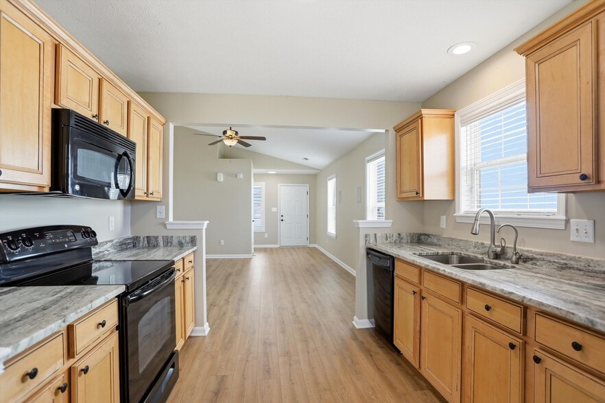 Building Photo - 5561 Wild Horse Dr