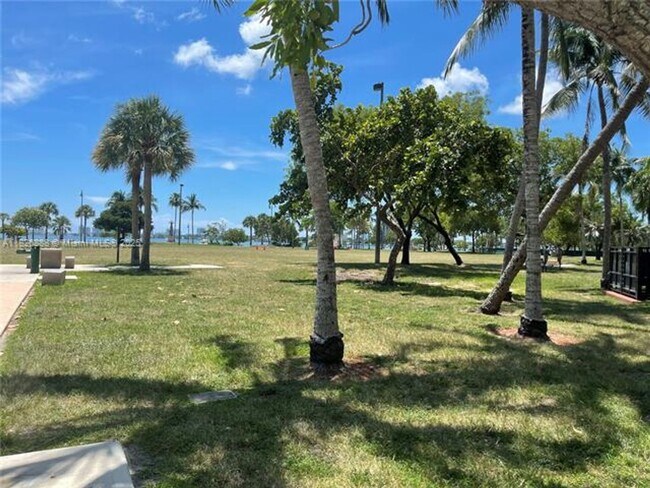 Building Photo - 1900 N Bayshore Dr