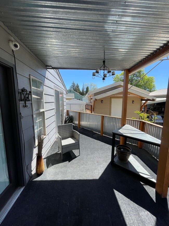 Building Photo - Perfect for a traveling nurse or other professional!  High end fully furnished 1bdrm, 1.5 bath un...