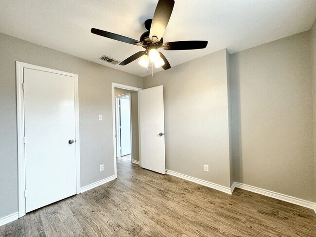 Building Photo - 2 Story Town Home - Near USAA-UTSA-Medical Center