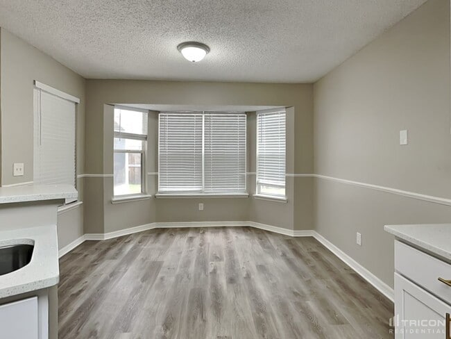 Building Photo - 8911 Country Bend Cir N