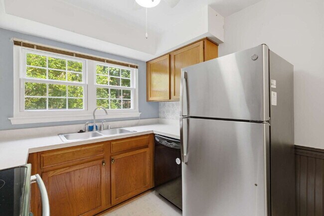 Building Photo - Lakeside End-Unit Condo Near Metro Convenience