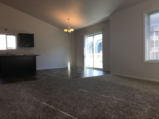 Building Photo - 3 Bed 3 Bath Single Family Home