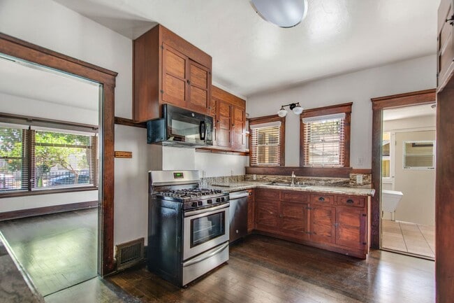 Building Photo - Charming craftsman home located in the hig...
