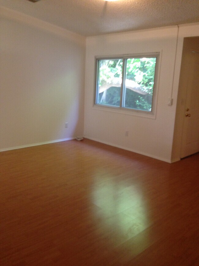 Building Photo - 715 Huntley Dr
