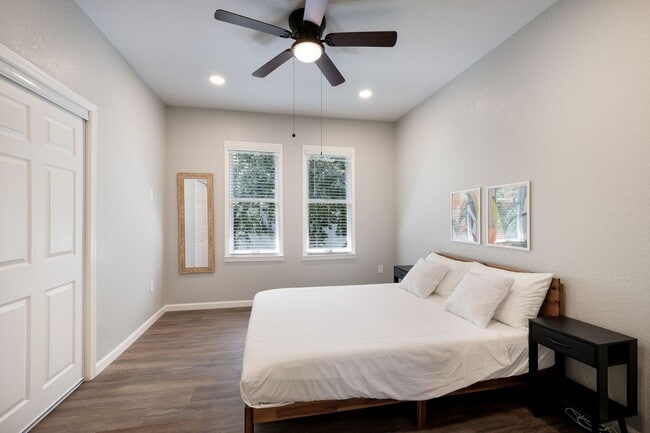 Building Photo - Private Balcony & Prime Location