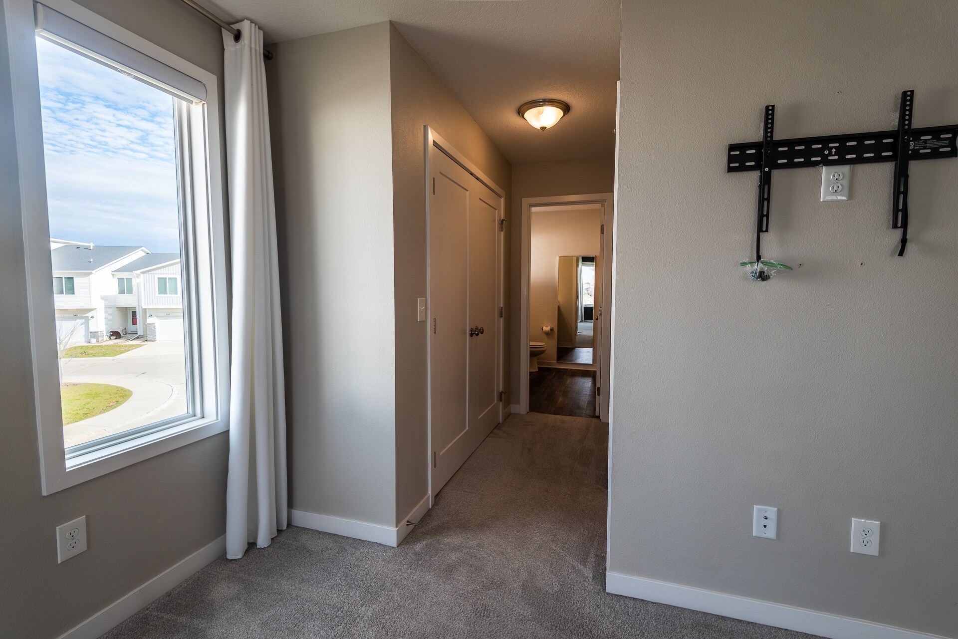 Building Photo - 329 NE Otter Dr