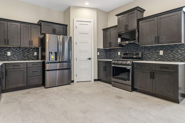 Building Photo - 208 Silver Leaf St