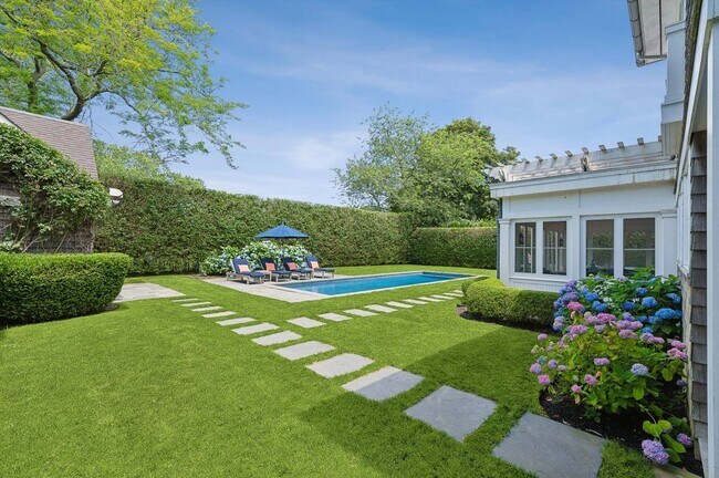 Building Photo - 121 Post Ln