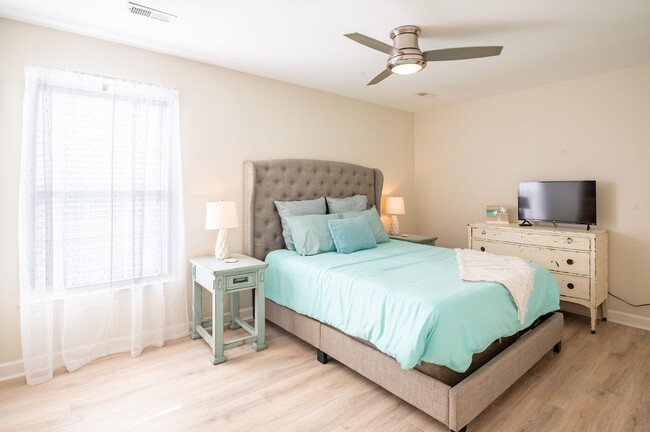 Building Photo - FURNISHED OFF-SEASON MONTHLY RENTAL-STARTI...