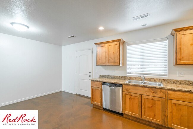 Building Photo - 3 Bedroom Two-Story Home Near Scenic Trails