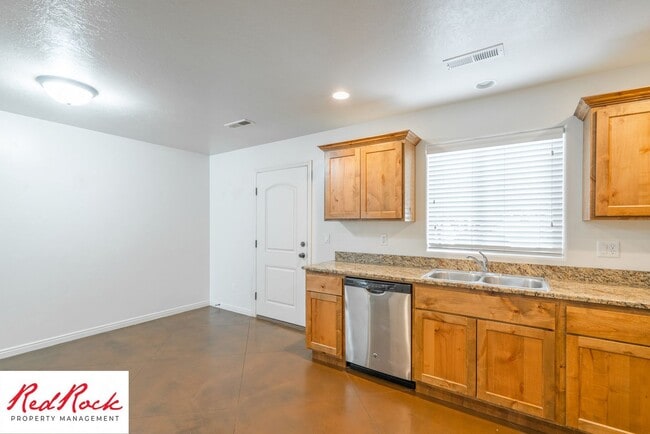 Building Photo - Conveniently located 3 Bedroom Townhome