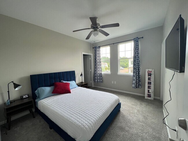 Building Photo - 4 bed 4 bath rental in Rowandale with all utilities included!