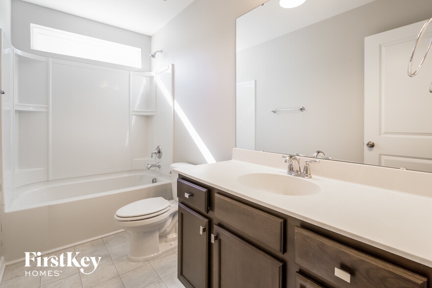 Building Photo - 521 Lateleaf Dr