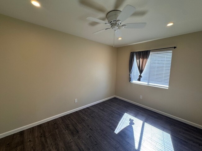 Building Photo - Spacious 4-Bedroom Townhome in Prime Clair...
