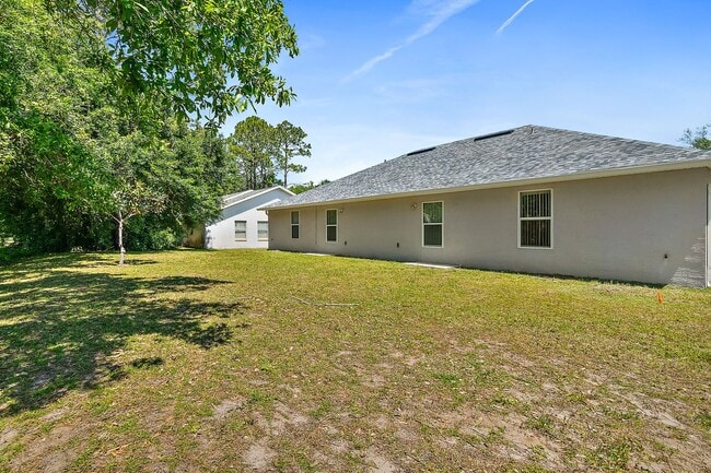 Building Photo - Spacious 3 Bedroom 2 Bath 1 Car Duplex in ...