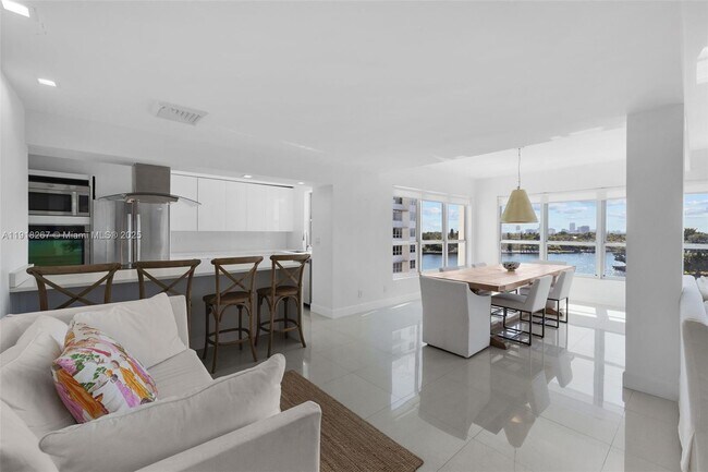 Building Photo - 9102 W Bay Harbor Dr