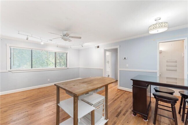 Building Photo - 870 Glendale Terrace NE