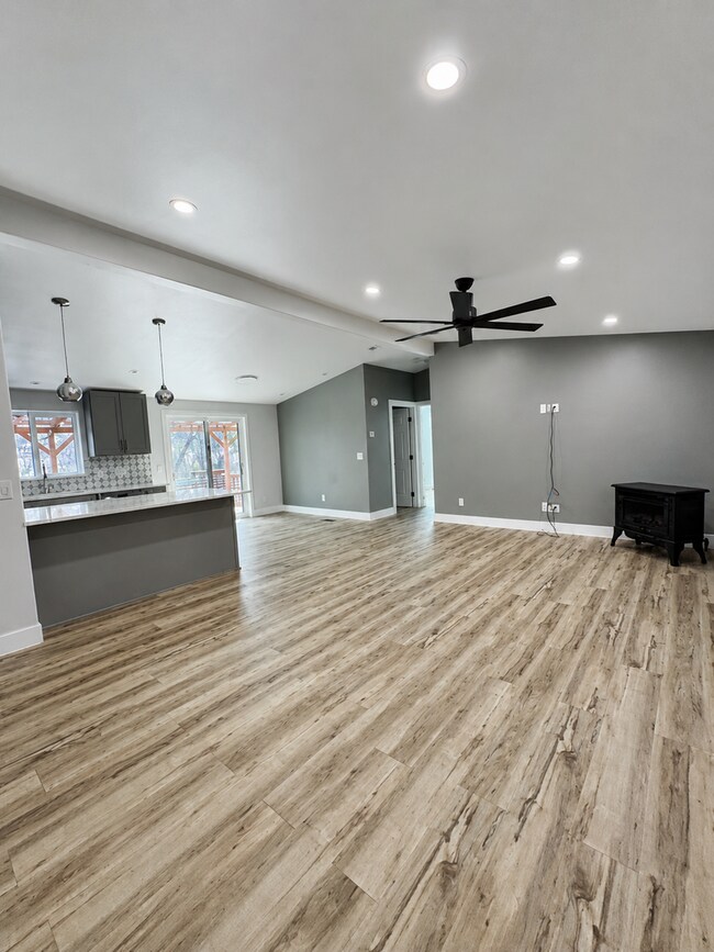 Building Photo - 2040 Upper Black Rock Rd