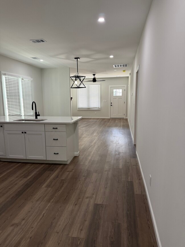 Building Photo - 906 W Victory Dr