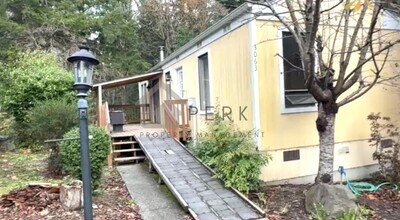 Building Photo - Cozy Oak Bay Retreat: Bright 1 Bedroom With Wood Stove and Private Deck