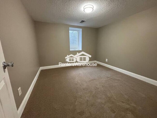 Building Photo - Available now - Beautifully Updated 4 Bedr...