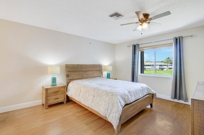 Building Photo - 2730 SW 13th St